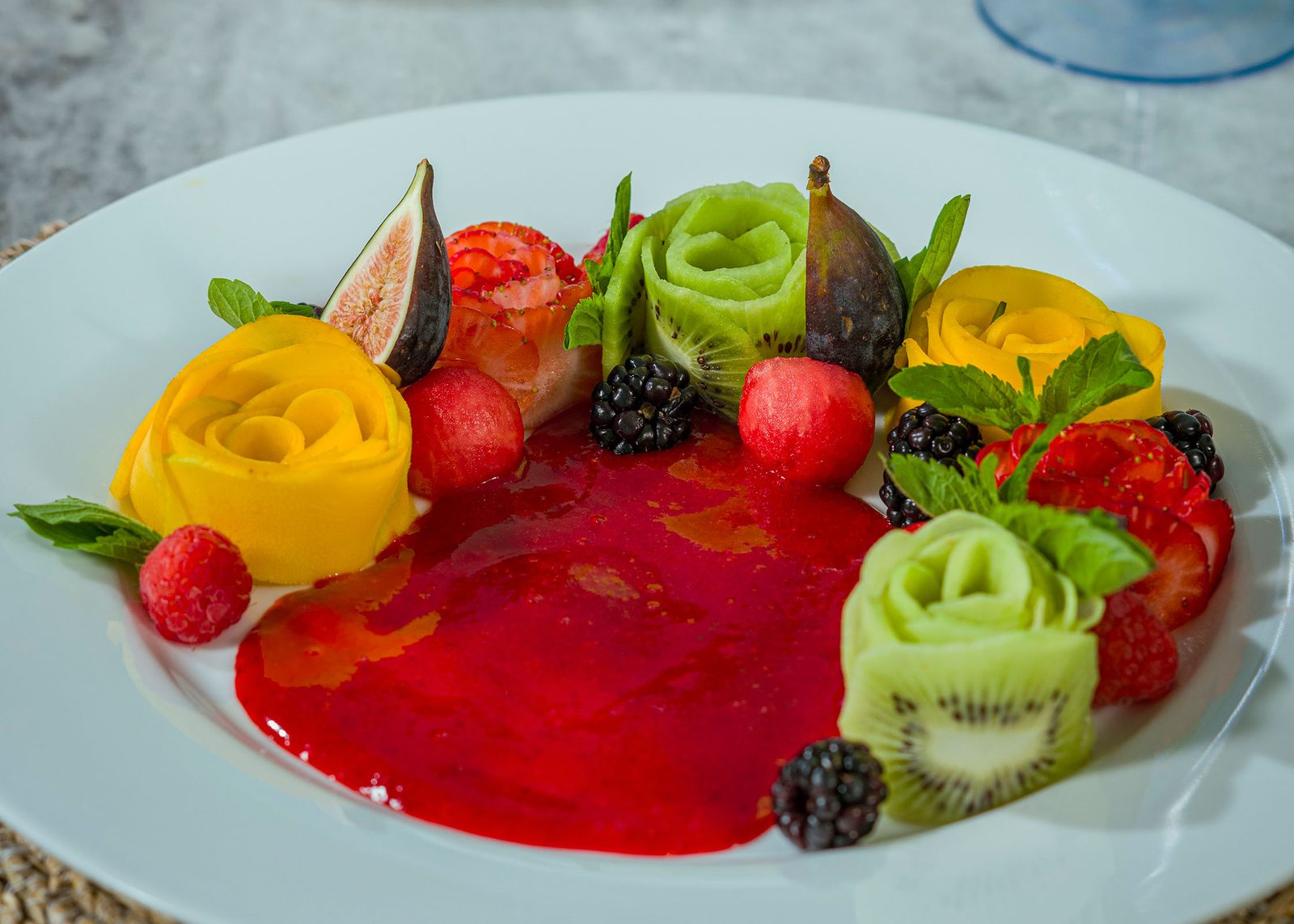 Fresh tropical fruit roses with mango, kiwi, fig and berry coulis — Breakfast